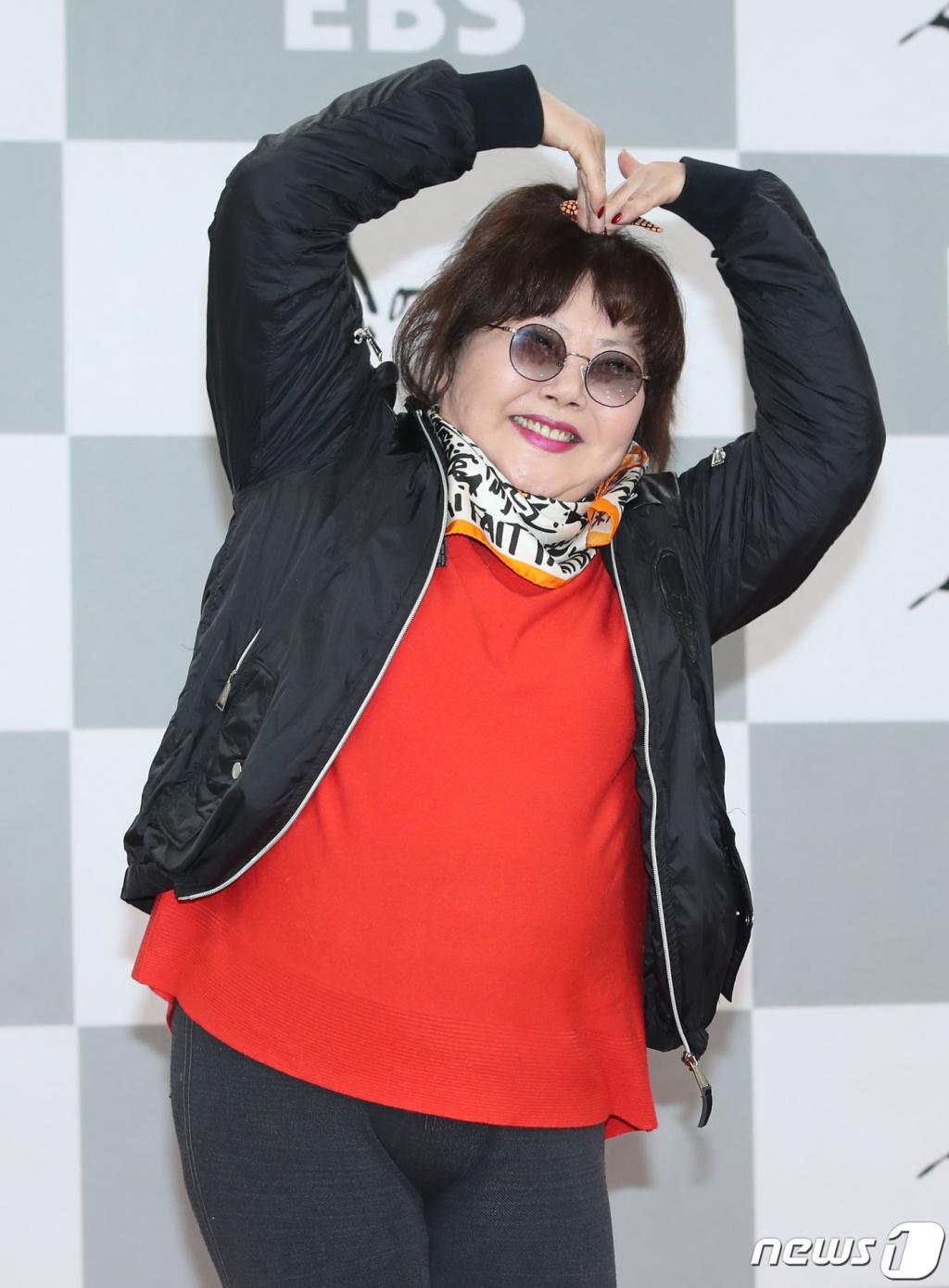 가수 이은하가 지난해 12월17일 오후 서울 용산구 청파로 숙명여자대학교 문신미술관에서 열린 EBS '싱어즈 - 시대와 함께 울고 웃다' 기자간담회에 참석해 포즈를 취하고 있다./사진=뉴스1