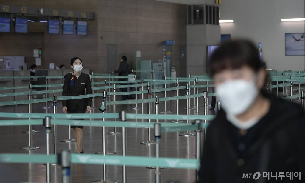 중국 후베이(湖北)성 우한에서 발생한 신종 코로나바이러스 감염증이 전세계로 확산하는 가운데 지난달 29일 인천국제공항 출국장의 한 중국 항공사 체크인 카운터가 한산한 모습을 보이고 있다. 28일 여행업계에 따르면 하나투어와 모두투어, 노랑풍선 등 국내 주요 여행사들은 이번 주 출발하는 중국 여행 예약을 100% 일괄 취소하고, 수수료 없이 환불 조치하기로 했다. / 사진=인천국제공항=이기범 기자 leekb@