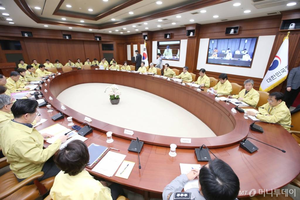 정세균 국무총리가 16일 오후 정부서울청사에서 열린 신종코로나바이러스 감염증(코로나19) 대응 중수본회의에 참석해 모두발언을 하고 있다. / 사진=강민석 기자 msphoto94@