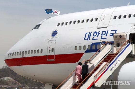【성남=뉴시스】박진희 기자 = 중앙아시아 3개국 순방에 나서는 문재인 대통령과 부인 김정숙 여사가 16일 경기도 성남 서울공항에서 공군 1호기에 탑승하고 있다.  이날 공군 1호기에 태극기 잠시 거꾸로 게양 되었지만 대통령 도착 직후 올바르게 게양되었다. 2019.04.16.  pak7130@newsis.com