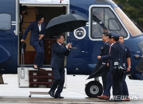 【성남=뉴시스】전신 기자 = 유엔총회 참석과 한·미 정상회담 등을 위해 미국 뉴욕을 3박5일 일정으로 방문하는 문재인 대통령이 22일 경기도 성남 서울공항에 도착해 헬기에서 내리고 있다. 2019.09.22.   photo1006@newsis.com