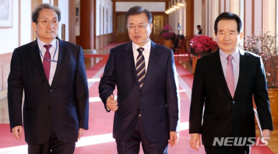 [서울=뉴시스]박영태 기자 = 문재인 대통령이 18일 오전 청와대 본관에서 열린 국무회의에 정세균 국무총리, 노영민 비서실장과 함께 참석하고 있다. 2020.02.18.  since1999@newsis.com