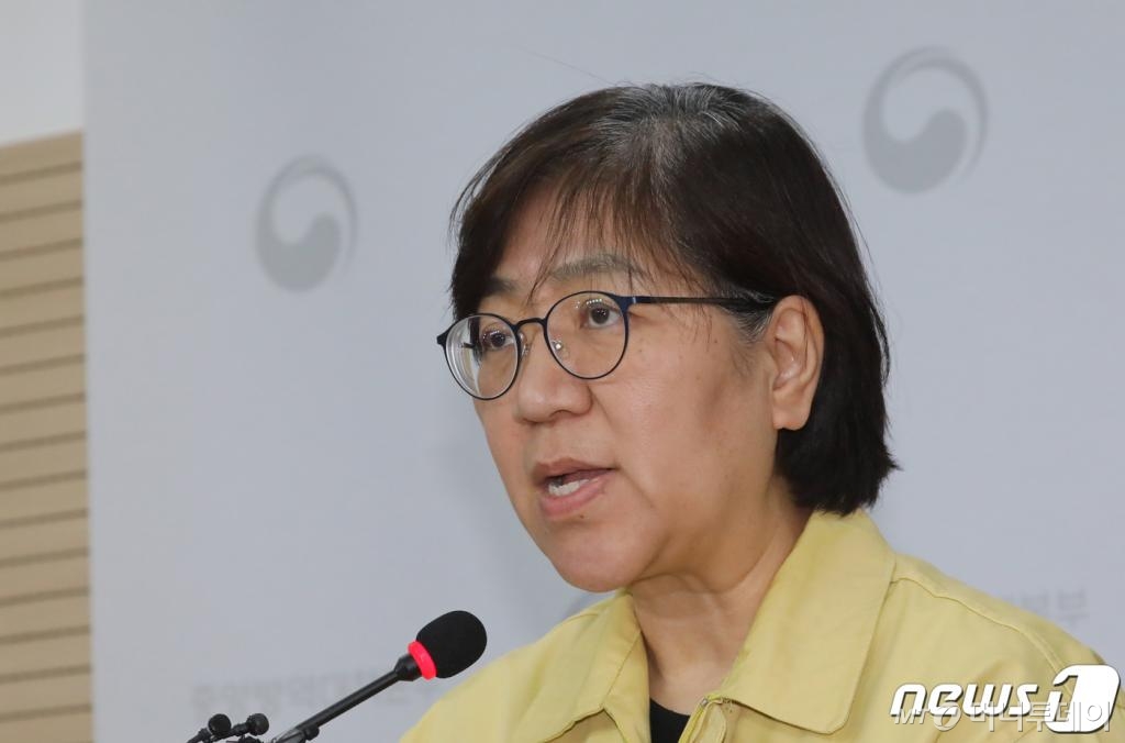 (청주=뉴스1) 장수영 기자 = 정은경 질병관리본부장이 17일 충북 청주시 오송읍 질병관리본부 브리핑실에서 신종 코로나바이러스 감염증(코로나19) 국내 발생 현황 브리핑을 하고 있다. 질병관리본부는 새로 확인된 30번째 환자는 52년생 한국 국적의 여자 환자로 29번째 환자의 배우자이며 접촉자에 대한 조사는 현재 진행 중이라고 밝혔다. 이어 29번째 자의 접촉자는 현재까지 114명이 확인됐으며 접촉자는 자가격리 등의 조치가 진행 중이라고 설명했다. 2020.2.17/뉴스1 <저작권자 © 뉴스1코리아, 무단전재 및 재배포 금지>