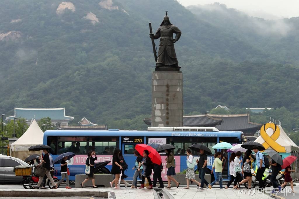 주 52시간 근무제가 시행된 2일 오전 서울 종로구 광화문 네거리에서 시민들이 출근을 하고 있다. / 사진=이기범 기자 leekb@