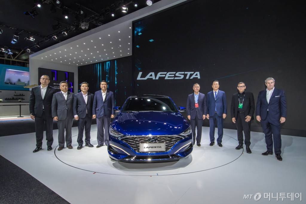 현대자동차가 25일(현지시간) 중국 베이징 신국제전람중심에서 열린 '2018 베이징모터쇼'에서 중국 전용 준중형 스포티 세단 '라페스타(Lafesta)'를 공개했다. 사진 왼쪽부터 류위 베이징기차고분 부총재, 천꾸이샹 베이징현대 상임부총경리, 천홍량 베이징현대 동사장, 서화의 북기그룹 동사장, 정의선 현대자동차 부회장, 설영흥 현대자동차그룹 중국사업 담당 고문, 피터 슈라이어 현대기아 디자인총괄 사장, 루크 동커볼케 현대디자인센터장./사진=현대자동차