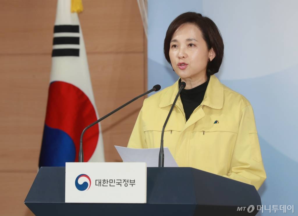 유은혜 사회부총리 겸 교육부 장관이 지난 5일 서울 종로구 정부서울청사에서 신종 코로나바이러스 범부처 유학생 지원단 협의회를 마친 후 학사관리 방안을 발표하고 있다./사진=이동훈 기자