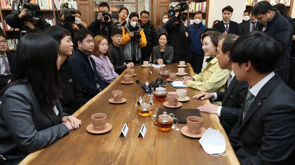 유은혜 사회부총리 겸 교육부 장관이 18일 서울 동대문구 한국외대를 방문해 외국인 학생들과 코로나19(신종 코로나바이러스 감염증) 관련 간담회를 하고 있다./사진=뉴시스