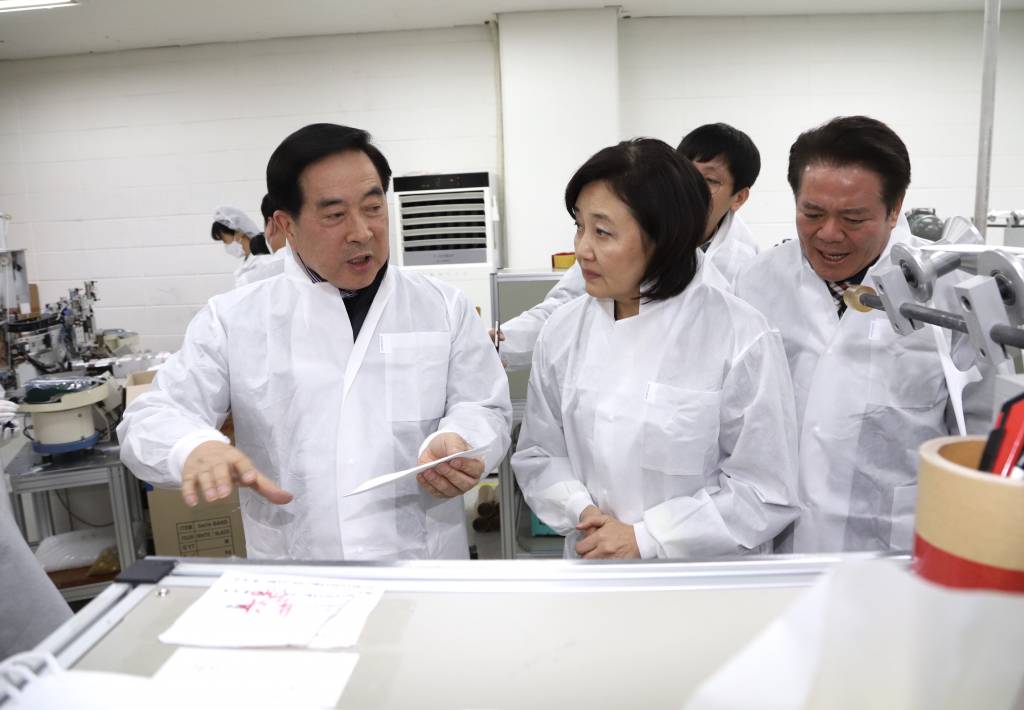 이승환 에버그린 대표(왼쪽)과 박영선 중소벤처기업부 장관이 18일 경기도 안양시에 위치한 마스크 제조업체 에버그린 공장을 둘러보고 있다./사진제공=중소벤처기업부