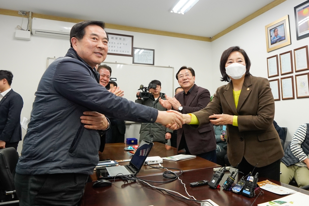 이승환 에버그린 대표(왼쪽부터), 김기문 중소기업중앙회장, 박영선 중소벤처기업부 장관이 18일 경기도 안양시에 위치한 마스크 제조업체 에버그린에 방문해 감사패를 증정했다/사진제공=중소벤처기업부