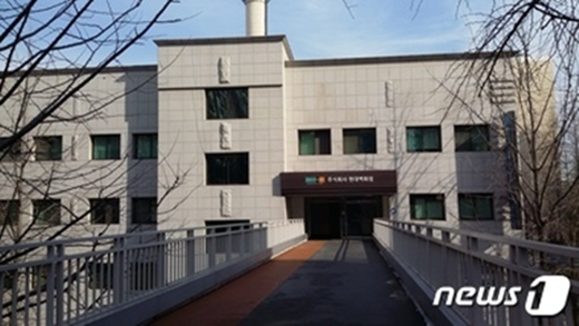 현대백화점 본사. 압구정 현대아파트 단지 내 상가인 금강쇼핑센터에 위치해 있다. /사진제공=뉴스1