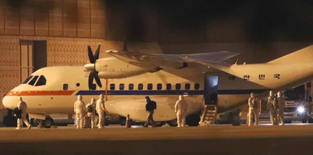 신종 코로나바이러스 감염증(코로나19) 발병으로 크루즈선 '다이아몬드 프린세스'호에 격리되어 있던 교민이 19일 오전 서울 강서구 김포국제공항에 도착한 대통령 전용기(공군3호기)에서 내리고 있다. 2020.02.19./사진=뉴시스