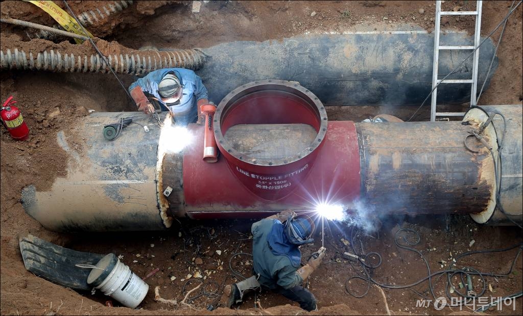 한국지역난방공사 관계자들이 2018년 12월5일 오전 경기도 고양시 백석역 인근에서 전날 밤 발생한 온수 배관 파열 사고 복구 작업을 하고 있다. / 사진=김창현 기자 chmt@