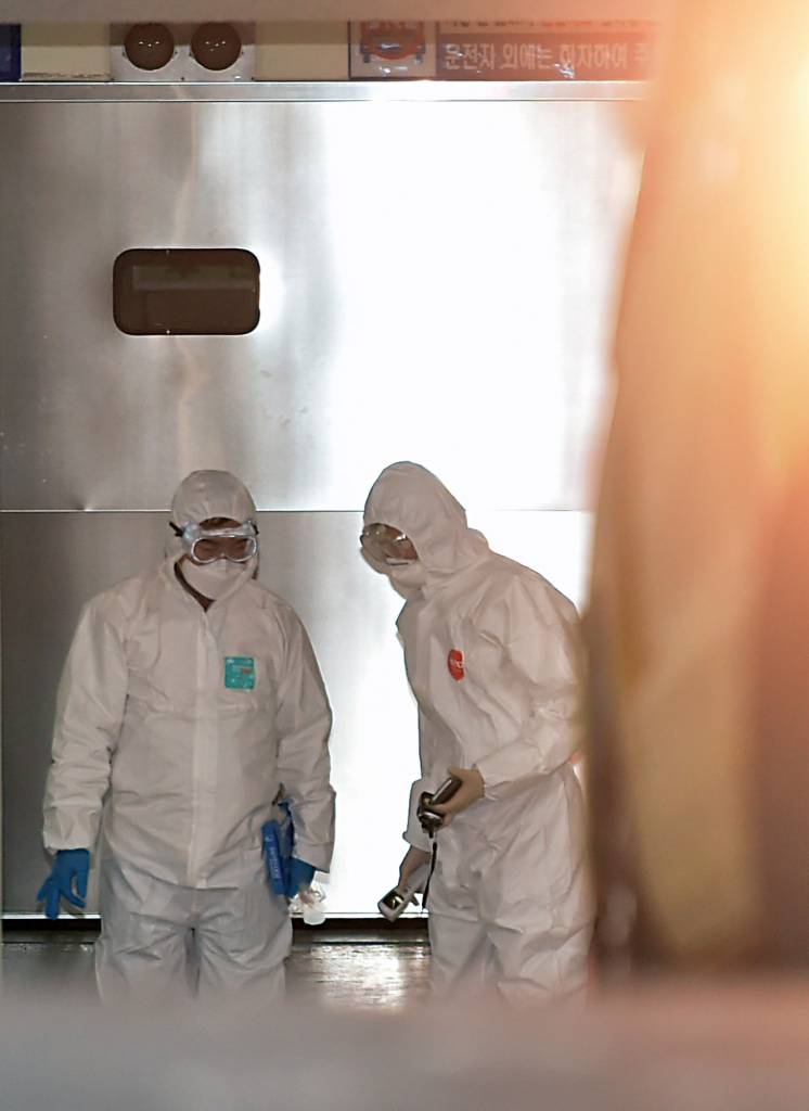 코로나19 31번째 확진자가 입원했던 것으로 알려진 대구 수성구 범어동 새로난한방병원은 지난 18일 오후 119구급대원들이 구급차를 이용해 병원에 남은 환자를 타 병원으로 이송했다./사진=뉴시스