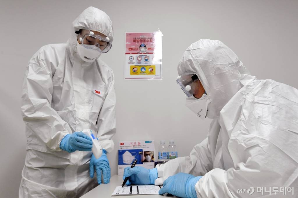  신종 코로나바이러스 감염증 공포가 확산하는 가운데 29일 인천국제공항 제1터미널에 마련된 선별진료소에서 보호복을 입은 군의관과 간호장교가 업무를 보고 있다. / 사진=이기범 기자 leekb@