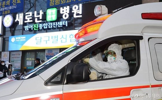 [대구=뉴시스] 이무열 기자 = 신종 코로나바이러스 감염증(코로나19) 31번째 확진자가 입원했던 것으로 알려진 대구 수성구 범어동 새로난한방병원은 18일 오후 119구급대원들이 구급차를 이용해 병원에 남은 환자를 타 병원으로 이송하고 있다. 2020.02.18. lmy@newsis.com