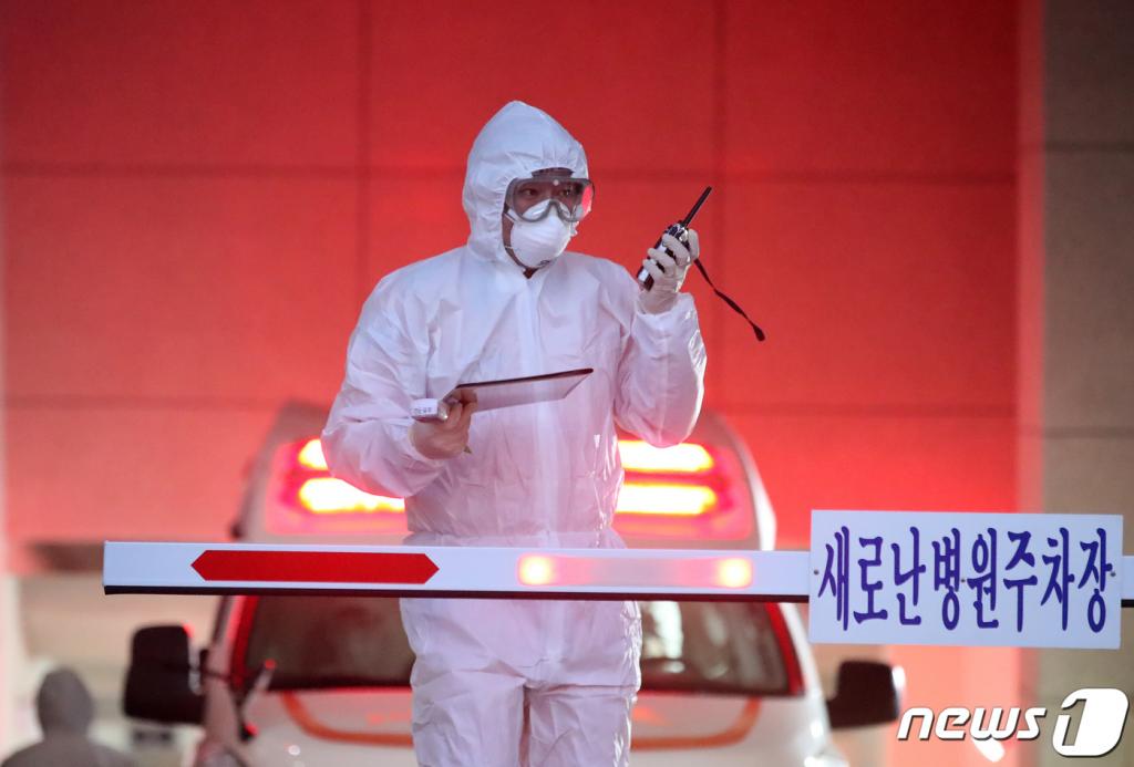 코로나19 국내 31번째 확진자가 입원했던 것으로 알려진 대구 수성구 범어동 새로난한방병원에서 질병관리본부와 119구급대원들이 구급차를 이용해 해당 병원에 남은 환자들을 타 병원으로 이송하고 있다. / 사진=뉴스1