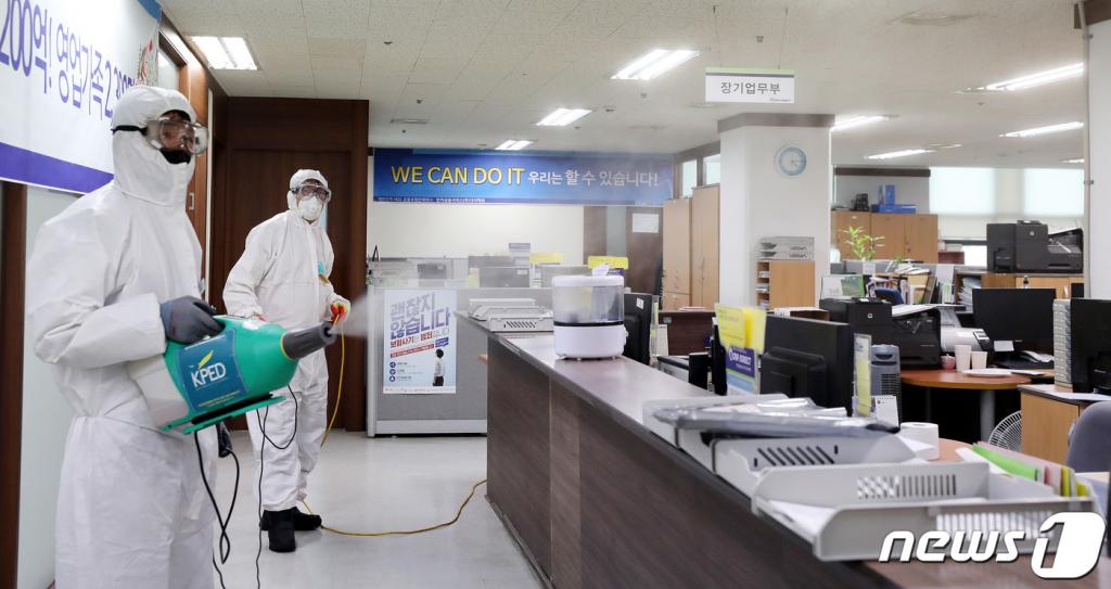 신종 코로나바이러스 감염증(코로나19) 29번째·30번째 환자 부부의 감염경로가 불분명해 지역사회 감염우려가 제기되고 있는 17일 오후 29번째 환자와 그의 아내인 30번째 환자가 다녀간 서울 종로구 강북서울외과가 입주한 빌딩에서 방역작업이 진행되고 있다. /사진=뉴스1