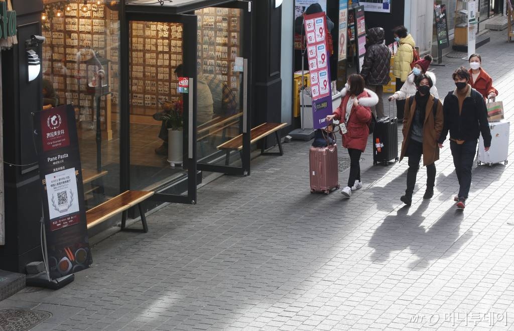 중국에서 시작된 신종 코로나바이러스 공포가 계속되고 있는 지난 1월 29일 오전 서울 중구 명동 거리가 한산한 모습을 보이고 있다./사진=강민석기자