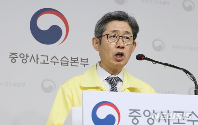 노홍인 중앙사고수습본부 총괄책임관(보건복지부 보건의료정책실장)이 19일 오전 정부세종청사에서 신종 코로나바이러스 감염증(코로나19) 방역 관리 등에 대한 브리핑을 하며 대구시민들의 협조를 당부하고 있다. / 사진 = 뉴시스