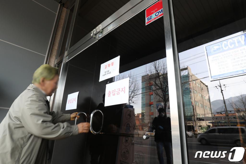 19일 대구·경북에서 신종 코로나바이러스 감염증(코로나19) 확진자가 13명 추가로 발생한 가운데 국내 31번째 확진자가 다녔던 대구 남구 대명동 신천지 대구교회를 찾은 신도가 굳게 잠긴 문을 흔들고 있다./사진=뉴스1