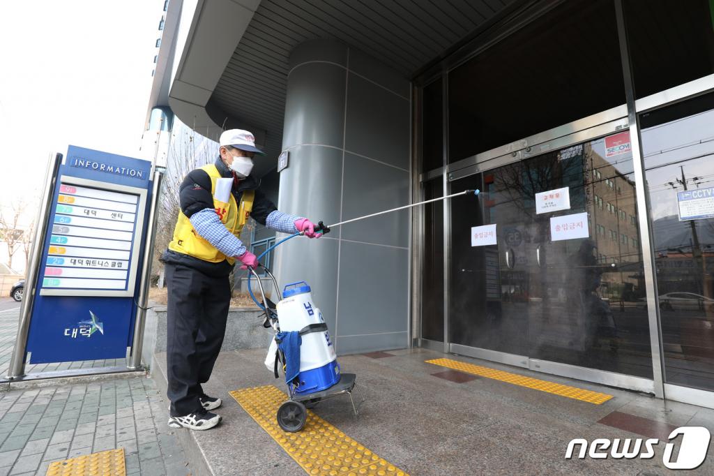 19일 대구·경북에서 코로나19 확진자가 13명 추가로 발생한 가운데 대구 남구보건소 관계자가 국내 31번째 확진자가 다녀간 대구 대명동 신천지 대구교회 건물 입구를 소독하고 있다./사진=뉴스1