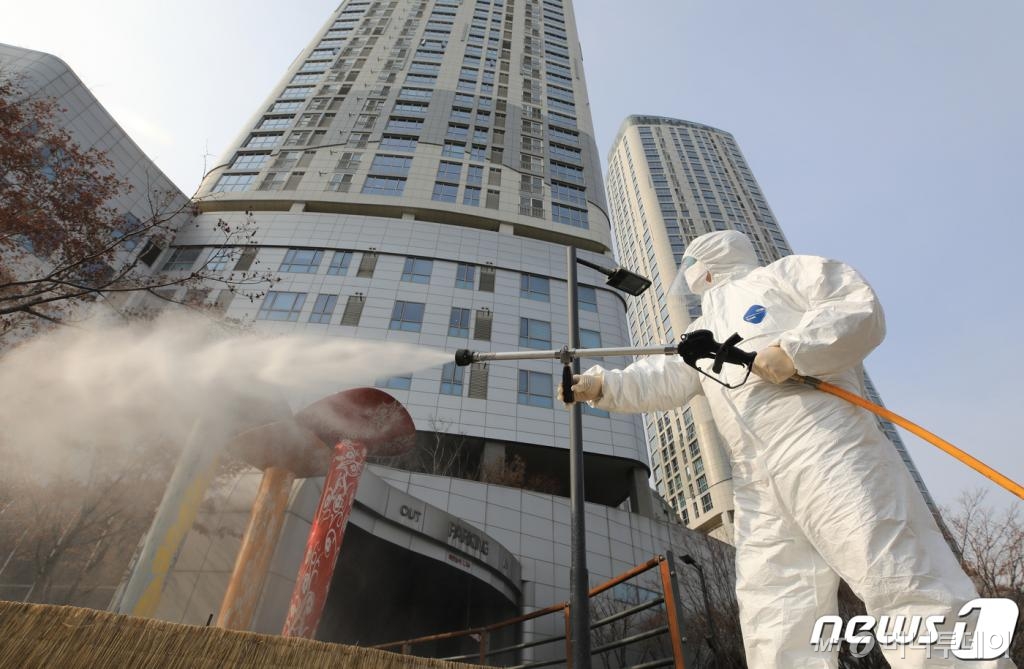 (서울=뉴스1) 구윤성 기자 = 32번째 신종 코로나바이러스 감염증(코로나19) 확진자가 발생한 19일 오후 확진자가 거주하는 서울 성동구의 한 아파트 단지에서 구청 방역요원들이 방역작업을 하고 있다. 2020.2.19/뉴스1  <저작권자 © 뉴스1코리아, 무단전재 및 재배포 금지>