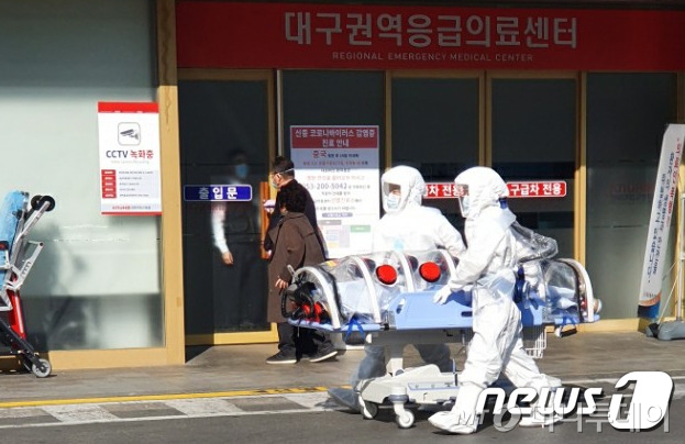 (대구=뉴스1) = 지난 18일 선별진료소가 설치된 경북대병원에 코로나19 의심환자가 들것에 실려 들어가고 있다.(독자제공) 2019.2.19/뉴스1  <저작권자 © 뉴스1코리아, 무단전재 및 재배포 금지>