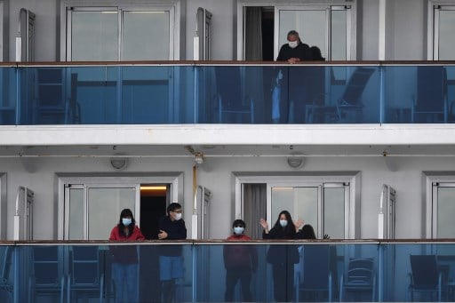 아직 내리지 못한 승객들. /사진=AFP