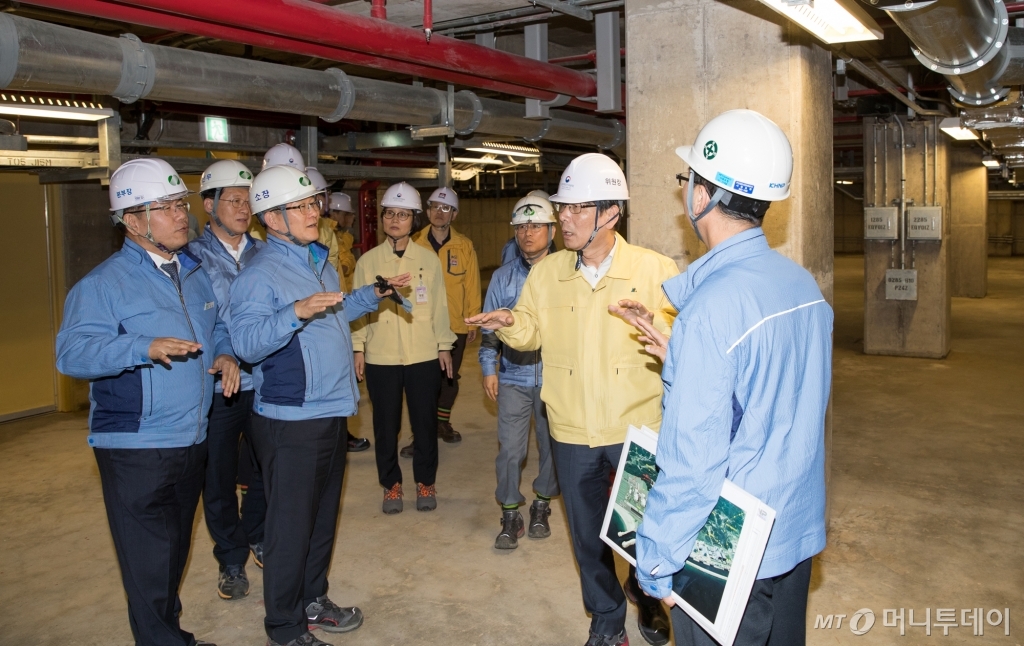 엄재식 원자력안전위원장이 지난달 31일 신한울 건설원전 태풍피해 현황을 보고 받은 후 침수현장을 살펴보고 있다. /사진 제공=원자력안전위원회