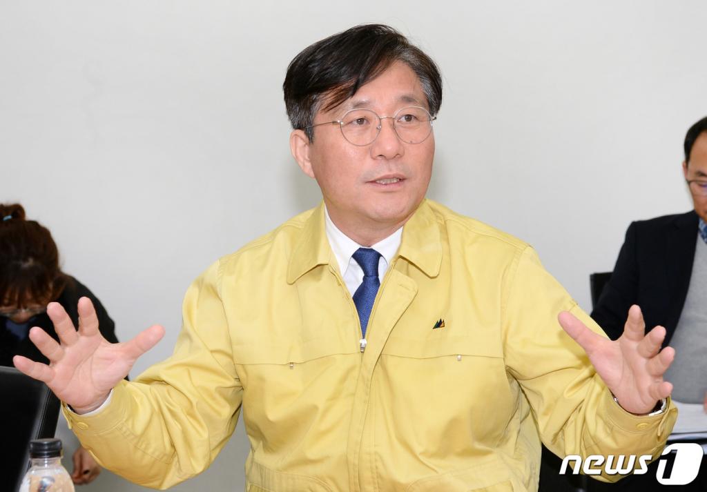 성윤모 산업통상자원부 장관이 11일 오후 서울 종로구 정부서울청사에서 자동차·기계·전자 등 주요 업종별 협회, 삼성전자·현대차 등 기업 대표들과 신종 코로나바이러스 대응관련 업계 간담회를 하고 있다. (산업통상자원부 제공) 2020.2.11/사진=뉴스1