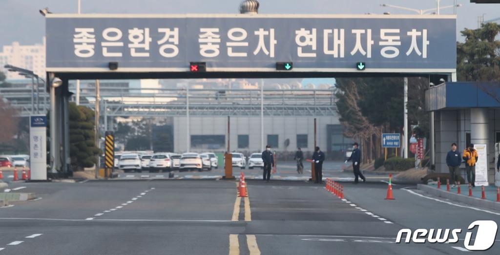 신종 코로나바이러스 감염증(우한폐렴) 여파로 중국산 자동차 부품 공급이 중단되면서 현대차 울산공장이 휴업에 들어간 가운데 10일 오후 울산시 북구 명촌정문이 평소 줄지어 출입하던 납품차량들이 보이지 않아 한산한 모습을 보이고 있다. 현대차 울산공장은 11일부터 울산2공장을 시작으로 공장 가동을 재개할 것으로 알려졌다. 2020.2.10/사진=뉴스1