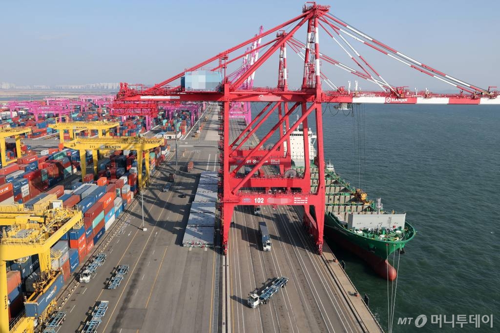 8일 오후 인천신항 컨테이너 부두에서 화물선에 선적작업이 한창 진행되고 있다. / 사진=인천=임성균 기자
