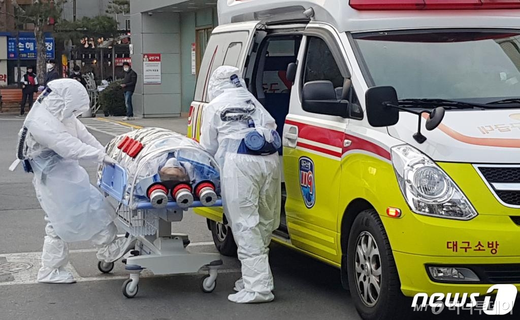 (대구=뉴스1) = 대구에서 신종코로나 감염증(코로나 19) 확진 판정을 받은 환자들이 19일 격리 치료를 받기 위해 경북대학교 병원으로 이송되고 있다. (독자제공) 2020.2.19/뉴스1 <저작권자 © 뉴스1코리아, 무단전재 및 재배포 금지>
