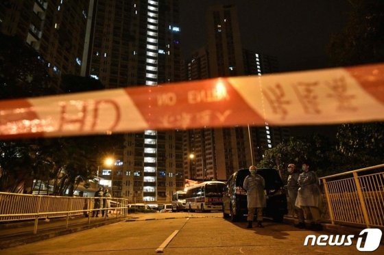 홍콩 AFP=뉴스1) 우동명 기자 = 11일(현지시간) 신종 코로나바이러스 감염증의 확산 속 홍콩의 주거지역에 방역요원들이 출입을 통제하고 있다. © AFP=뉴스1 <저작권자 © 뉴스1코리아, 무단전재 및 재배포 금지>