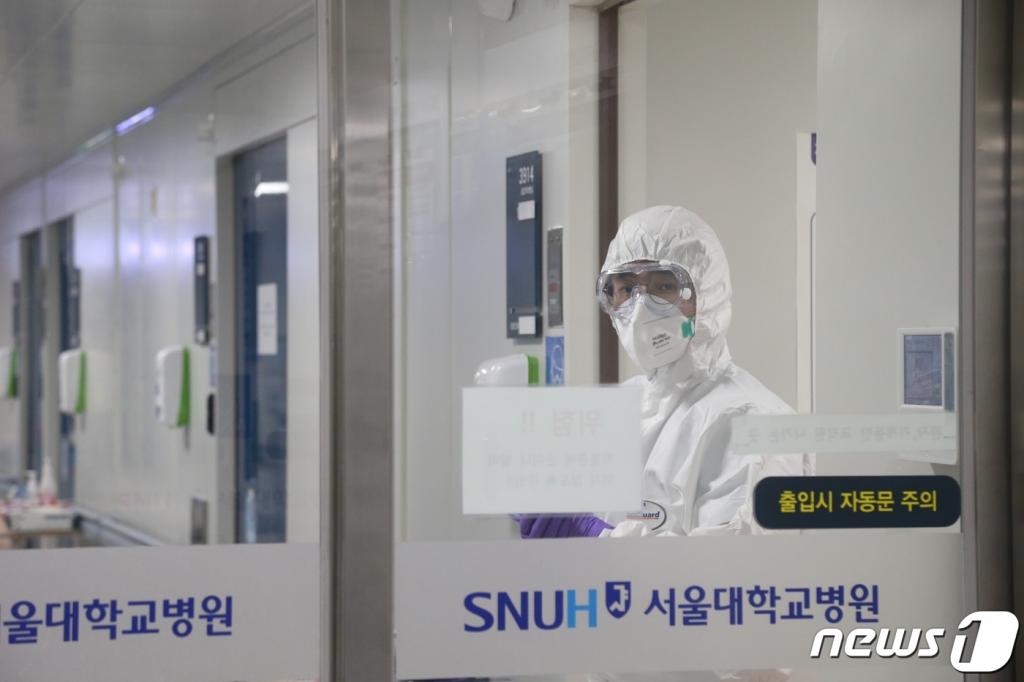 서울대학교병원이 12일 공개한 서울대병원 음압병실에서 환자 상태 체크하고 나오는 의료진의 모습. (서울대학교병원 제공) 2020.2.12/ 사진 = 뉴스1 <저작권자 © 뉴스1코리아, 무단전재 및 재배포 금지>