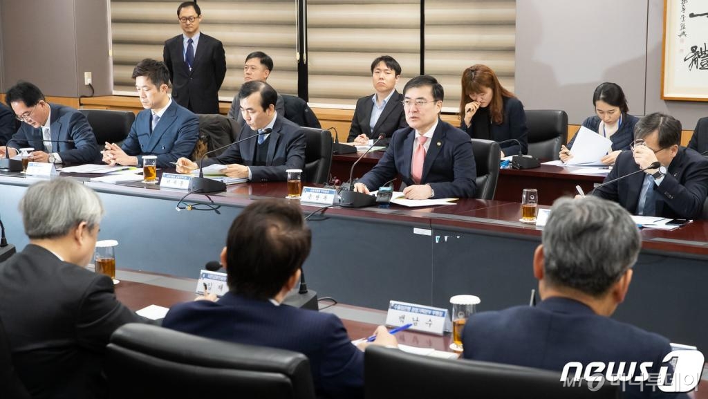 (서울=뉴스1) = 손병두 금융위원회 부위원장이 13일 서울 종로구 정부서울청사에서 코로나19(신종 코로나바이러스 감염증) 관련 금융부문 대응 이행점검 회의를 주재하고 있다. (금융위원회 제공) 2020.2.13/뉴스1 <저작권자 © 뉴스1코리아, 무단전재 및 재배포 금지>