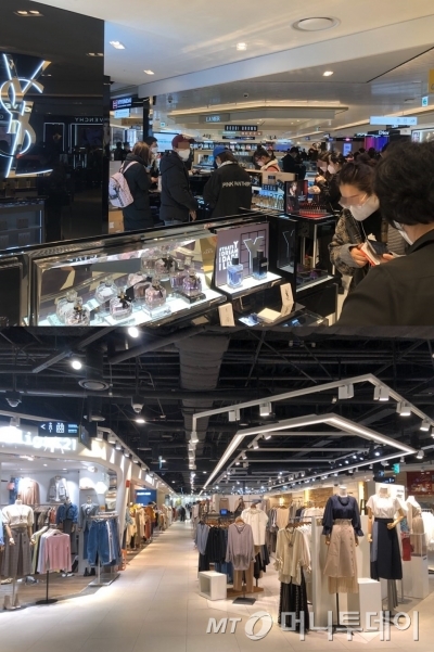 20일 낮 12시 찾은 현대백화점면세점 동대문점 7층(사진 위)은 사람들로 몰린 반면, 코로나19 등의 여파로 3층 일반 쇼핑몰 매장은 한산하다. /사진=유승목 기자