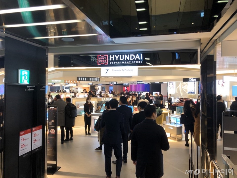 20일 낮 12시에 찾은 서울 중구 현대백화점면세점 동대문 7층 매장에 사람들이 몰려있는 모습. /사진=유승목 기자