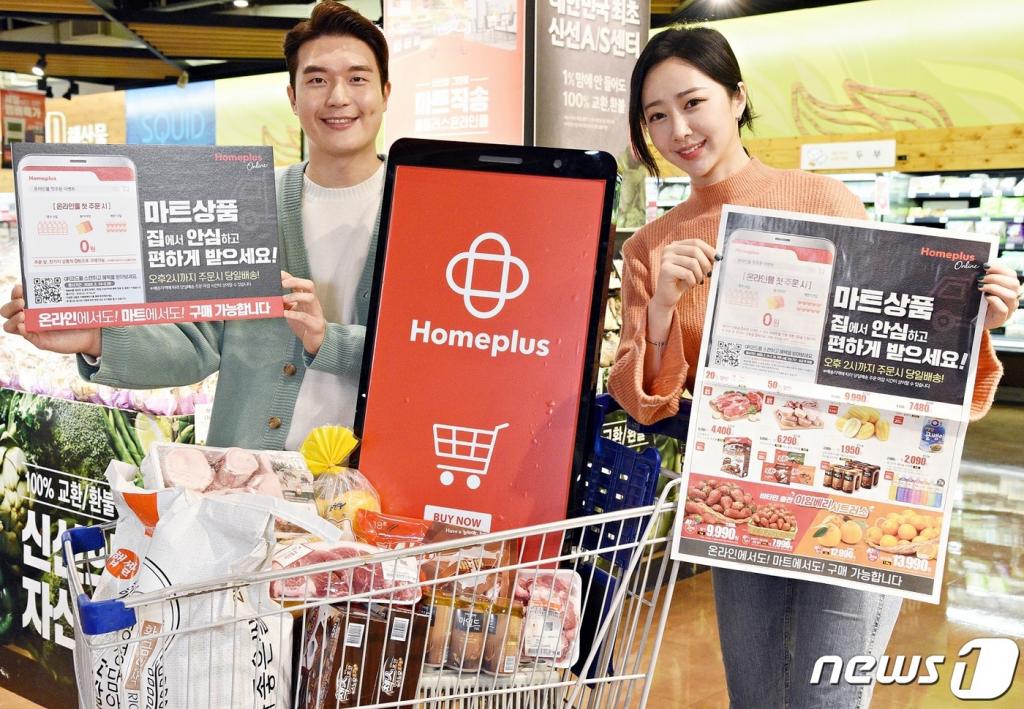 (서울=뉴스1) = 홈플러스에서 따르면 이달 1일부터 14일까지 2주간 온라인몰 매출은 전년 동기 대비 127% 신장한 것으로 나타났다. 마스크나 위생용품뿐만 아니라 핵심 생필품의 온라인 구매도 늘고 있기 때문이다. 이에 홈플러스는 코로나19 사태가 안정화될 때까지 기존 오프라인 매장 중심의 사업을 온라인 중심으로 재편해 시민들의 안정적인 생필품 수급을 지원키로 했다. 오프라인 매장의 넉넉한 물량을 온라인몰 재고로 전환시키고, 온라인 배송차량 15% 증차, 더클럽 무료배송 금액 40% 인하, '집밥' 재료비 30% 할인 등 온라인 서비스를 강화한다.(홈플러스 제공) 2020.2.16/뉴스1  <저작권자 © 뉴스1코리아, 무단전재 및 재배포 금지>