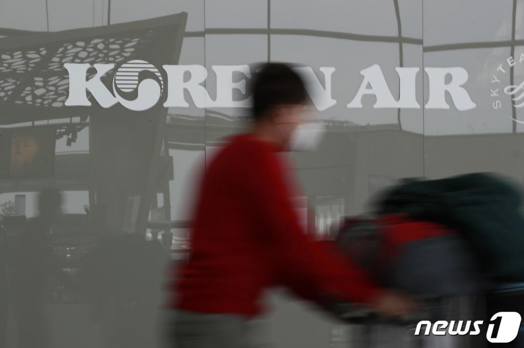 (인천공항=뉴스1) 권현진 기자 = 한진그룹 경영권이 조원태 회장과 조현아 전 대한항공 부사장 간 정면대결로 흘러가며 조원태 회장을 비롯한 오너 일가가 내놓을 ‘카드’에 관심이 집중되고 있다. 7일 오후 인천공항 국제선 대한항공 체크인 카운터로 여행자들이 들어서고 있다. 2020.2.7/뉴스1   <저작권자 © 뉴스1코리아, 무단전재 및 재배포 금지>