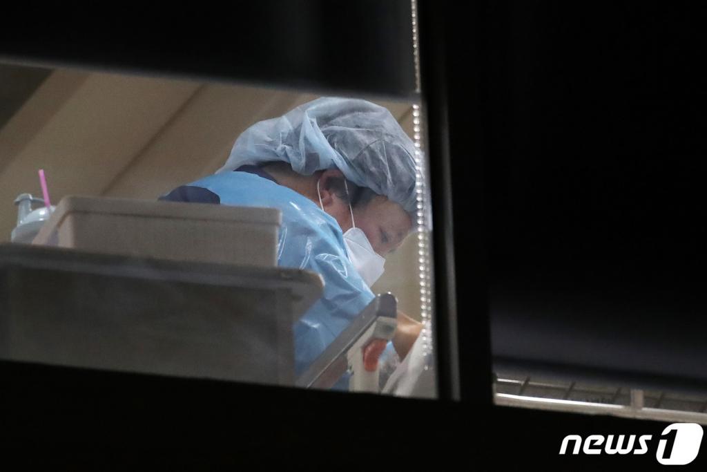 (청도=뉴스1) 공정식 기자 = 국내 첫 신종 코로나바이러스 감염증(코로나19) 사망자 발생 소식이 전해진  20일 오후 경북 청도군 청도대남병원에서 병원 관계자가 업무를 보고 있다.   사망자는 63세 남성으로 20여 년 전부터 정신질환으로 병원에 입원해 있었으며 지난 19일 이미 사망한 뒤 이날 코로나19 바이러스 검사 결과 '양성' 판정이 내려진 것으로 알려졌다. 2020.2.20/뉴스1  <저작권자 © 뉴스1코리아, 무단전재 및 재배포 금지>