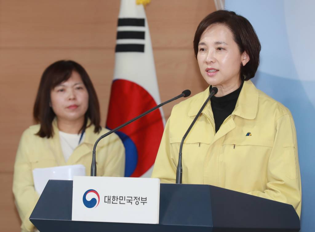 유은혜 사회부총리 겸 교육부 장관이 5일 서울 종로구 정부서울청사에서 신종 코로나바이러스 범부처 유학생 지원단 협의회를 마친 후 학사관리 방안을 발표하고 있다. /사진=이동훈 기자 photoguy@