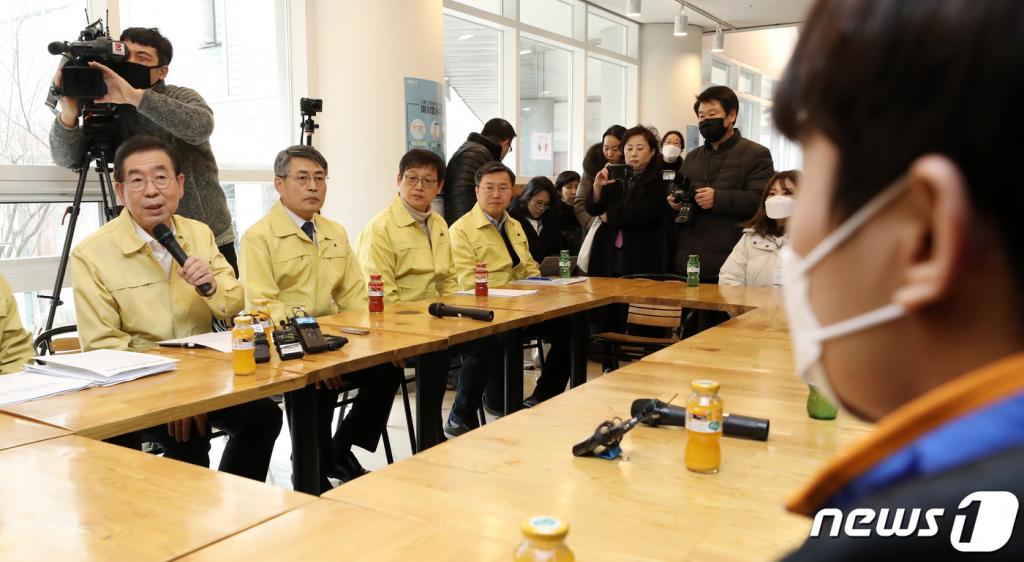 박원순 서울시장이 4일 오후 서울 동대문구 서울시립대학교 생활관에서 신종 코로나바이러스 감염병 관련 중국인 유학생들과 간담회를 갖고 있다. /사진=뉴스1