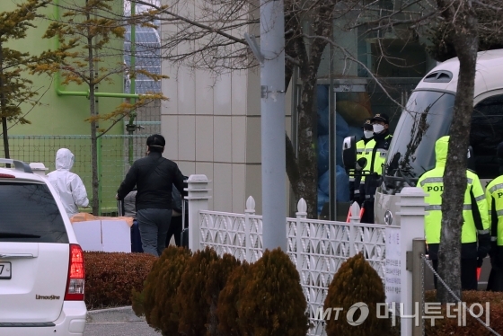 코로나19 집단 감염 사태로 정박중인 일본 크루즈선에 탑승했던 한국인 6명과 일본인 배우자 1명이 19일 김포국제공항에 도착 후 국립인천공항검역소에 들어서고 있다. /사진=이기범 기자 leekb@