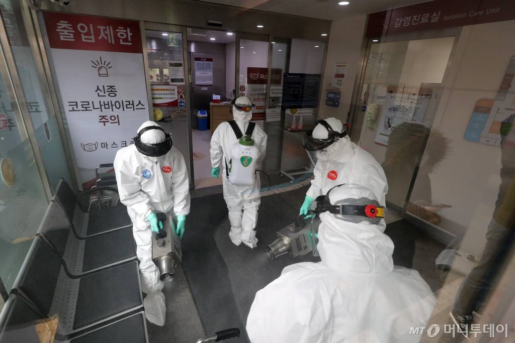 코로나19 29번 확진자가 다녀간 16일 서울 성북구 고려대학교안암병원 권역의료응급센터에서 보건소 관계자들이 방역 작업을 실시하고 있다. / 사진=이기범 기자 leekb@