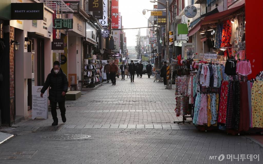 대구·경북 지역의 '코로나19' 추가 확진자가 급증한 20일 오후 대구 중구 동성로 거리 일대가 한산한 모습을 보이고 있다./사진=김휘선 기자