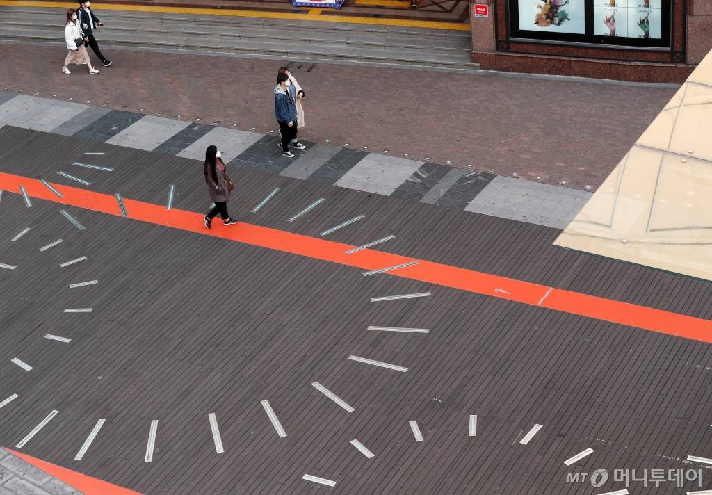 대구·경북 지역의 '코로나19' 추가 확진자가 급증한 20일 오후 대구 중구 동성로 거리 일대가 한산한 모습을 보이고 있다./사진=김휘선 기자