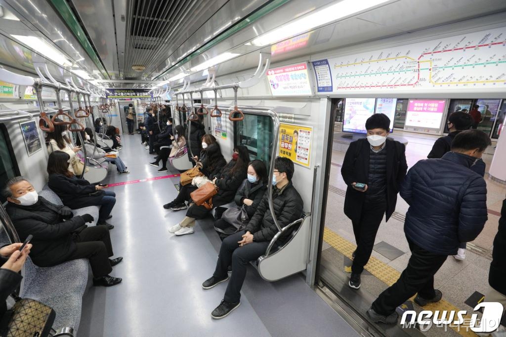 대구에서 신종 코로나바이러스 감염증(코로나19) 확진자가  급증한 가운데 21일 오전 대구시 중구 반월당역이 출근시간에도 한산한 모습을 보이고 있다.  정부는 지역사회 감염이 시작된 대구와 경북 청도를 감염병 특별관리지역으로 지정하고, 병상·인력·장비 등을 집중적으로 지원하기로 했다./사진=뉴스1