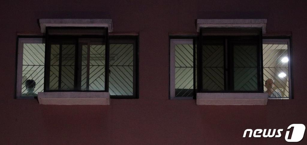 국내 첫 신종 코로나바이러스 감염증(코로나19) 사망자가 발생한 20일 오후 경북 청도군 청도대남병원에서 환자들이 창밖을 내다보고 있다. /사진=뉴스1