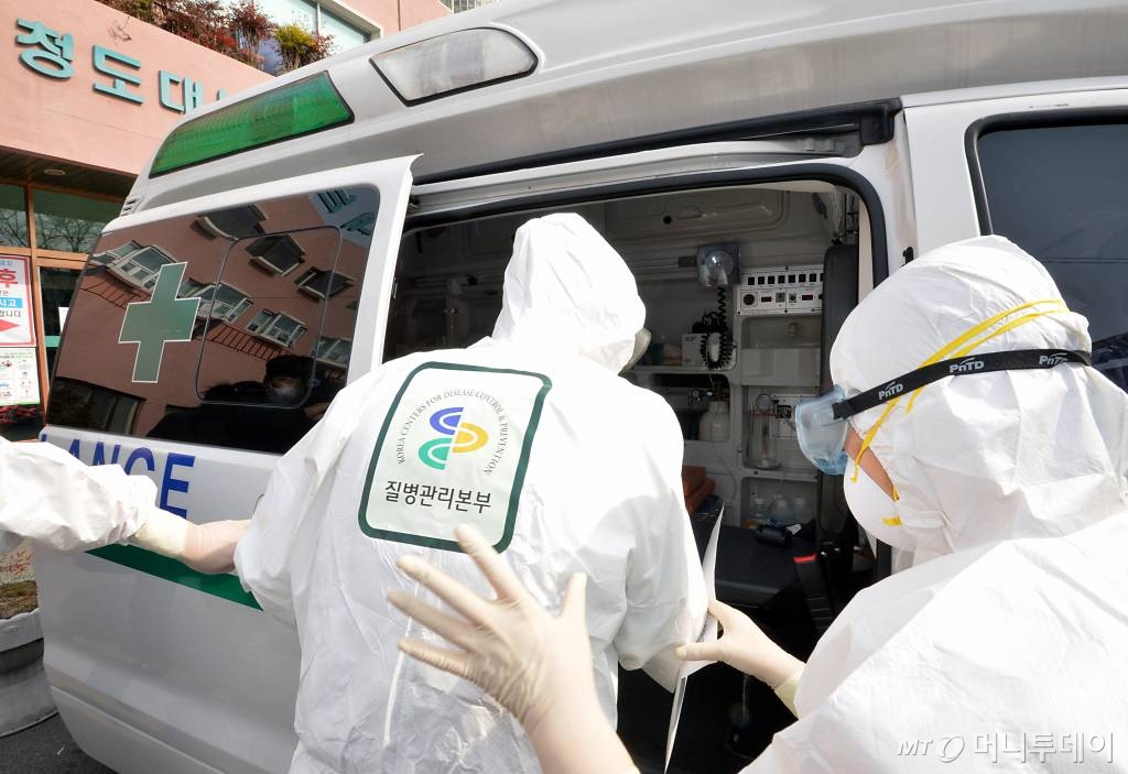 [청도=뉴시스] 이무열 기자 = 신종 코로나바이러스 감염증(코로나19)으로 국내 첫 사망자가 발생한 곳으로 알려진 21일 오전 경북 청도군 대남병원에서 코로나19 의심 환자가 구급차를 타고 있다. 2020.02.21.  lmy@newsis.com